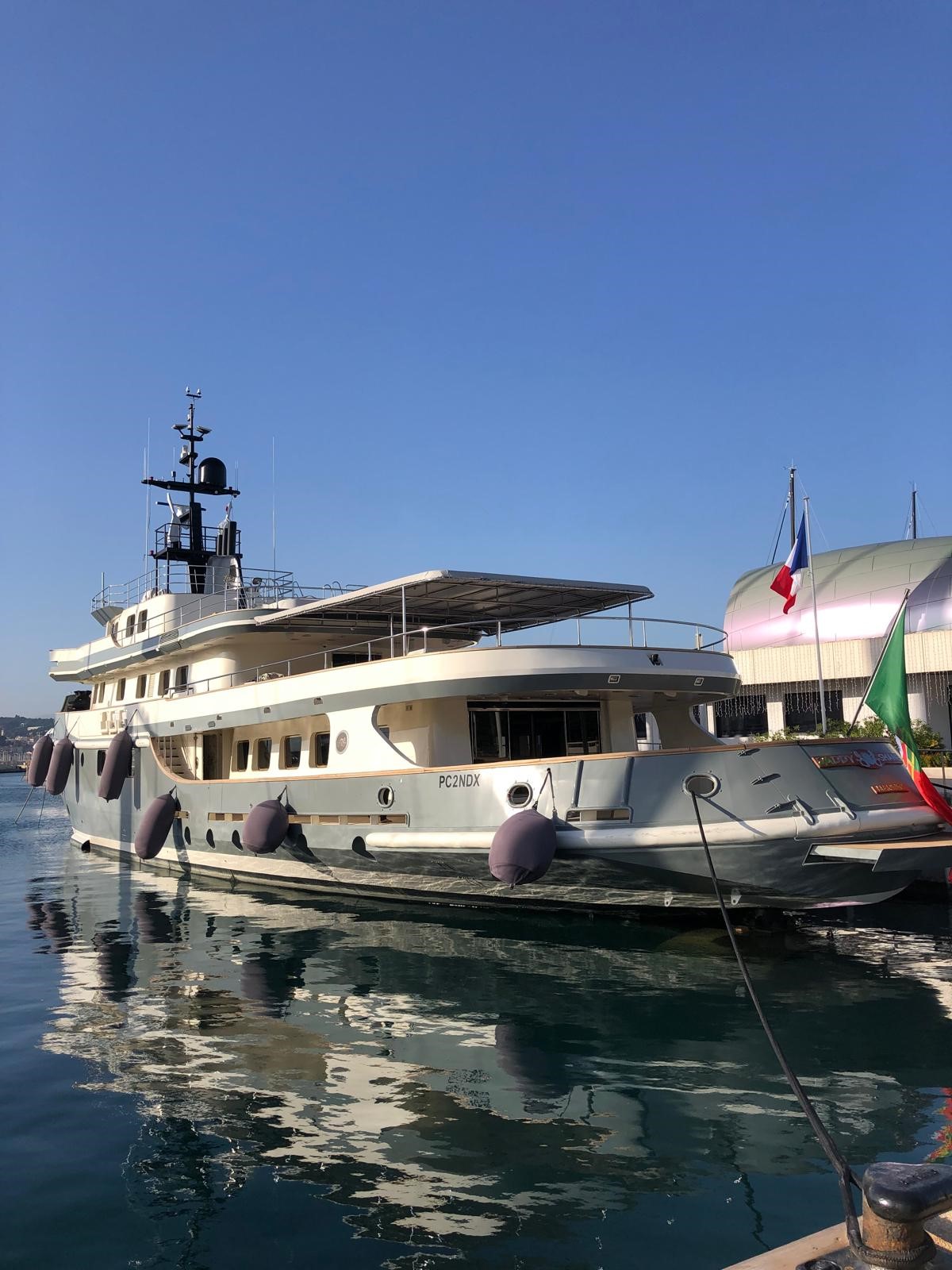 Boatrust - Iate Daddy Shane, registado em Madeira